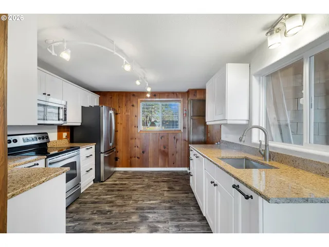 $937,000 | 633 North Pacific Street, Rockaway Beach, OR 97136