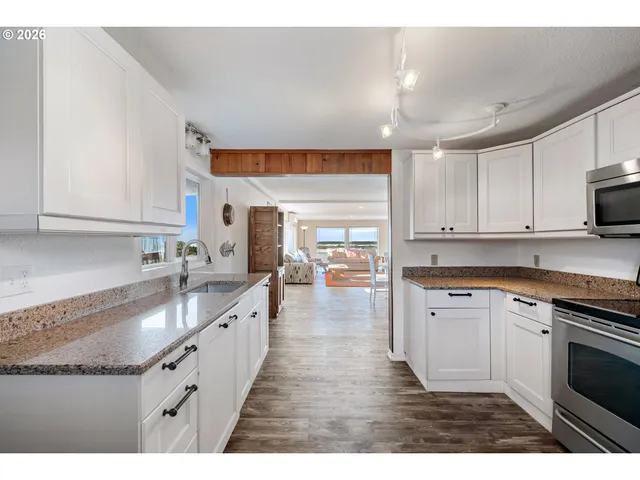 $937,000 | 633 North Pacific Street, Rockaway Beach, OR 97136