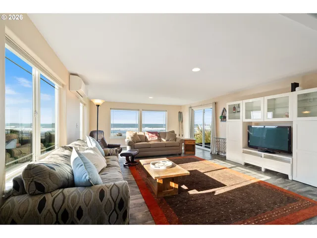 $937,000 | 633 North Pacific Street, Rockaway Beach, OR 97136