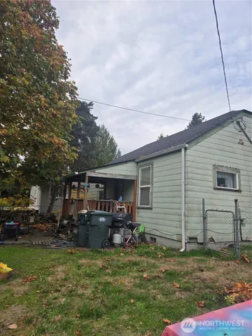 a view of a back yard of the house
