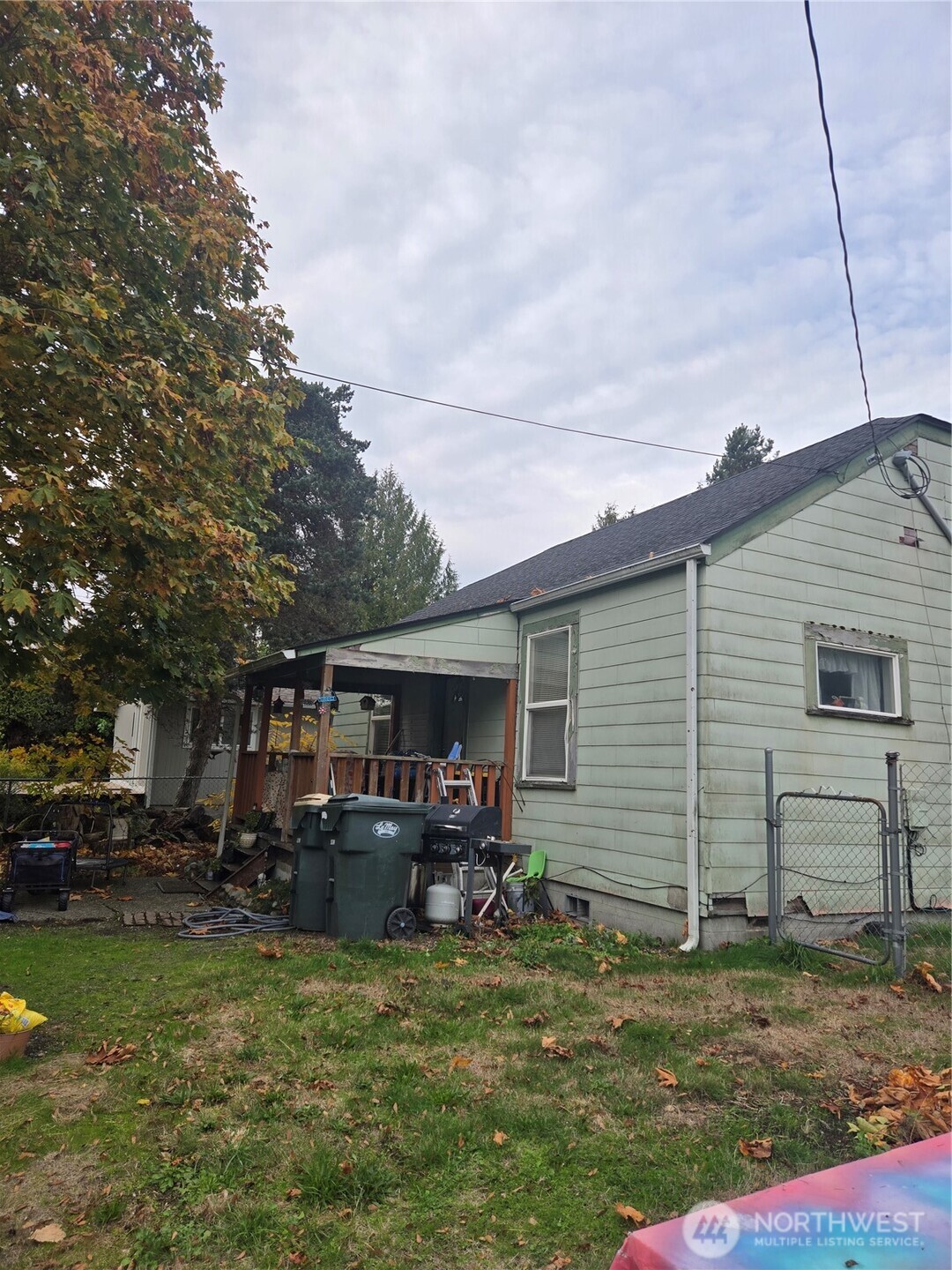 a view of a back yard of the house