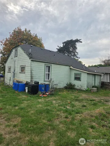 a view of backyard of house