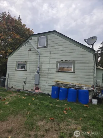a view of front of a house with a yard