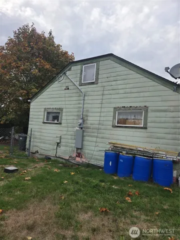a view of front of a house with a yard