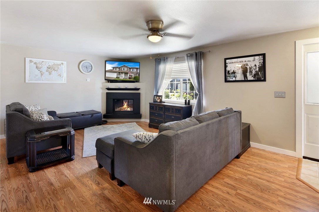 492 Spring Lane Sedro-Woolley, WA 98284 - Photo 3 of 40 a living room with furniture and a fireplace