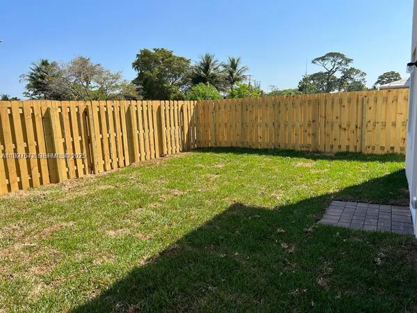 a view of a back yard