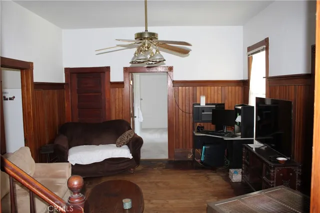 a close up view of a washer and dryer