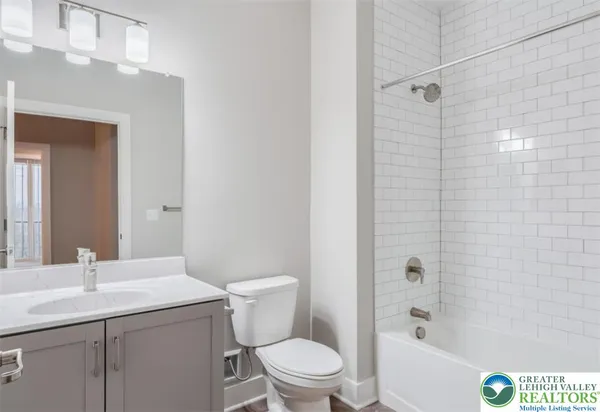 $2,140 | 2295 Lafayette Park Drive, Unit A2, Easton, PA 18040