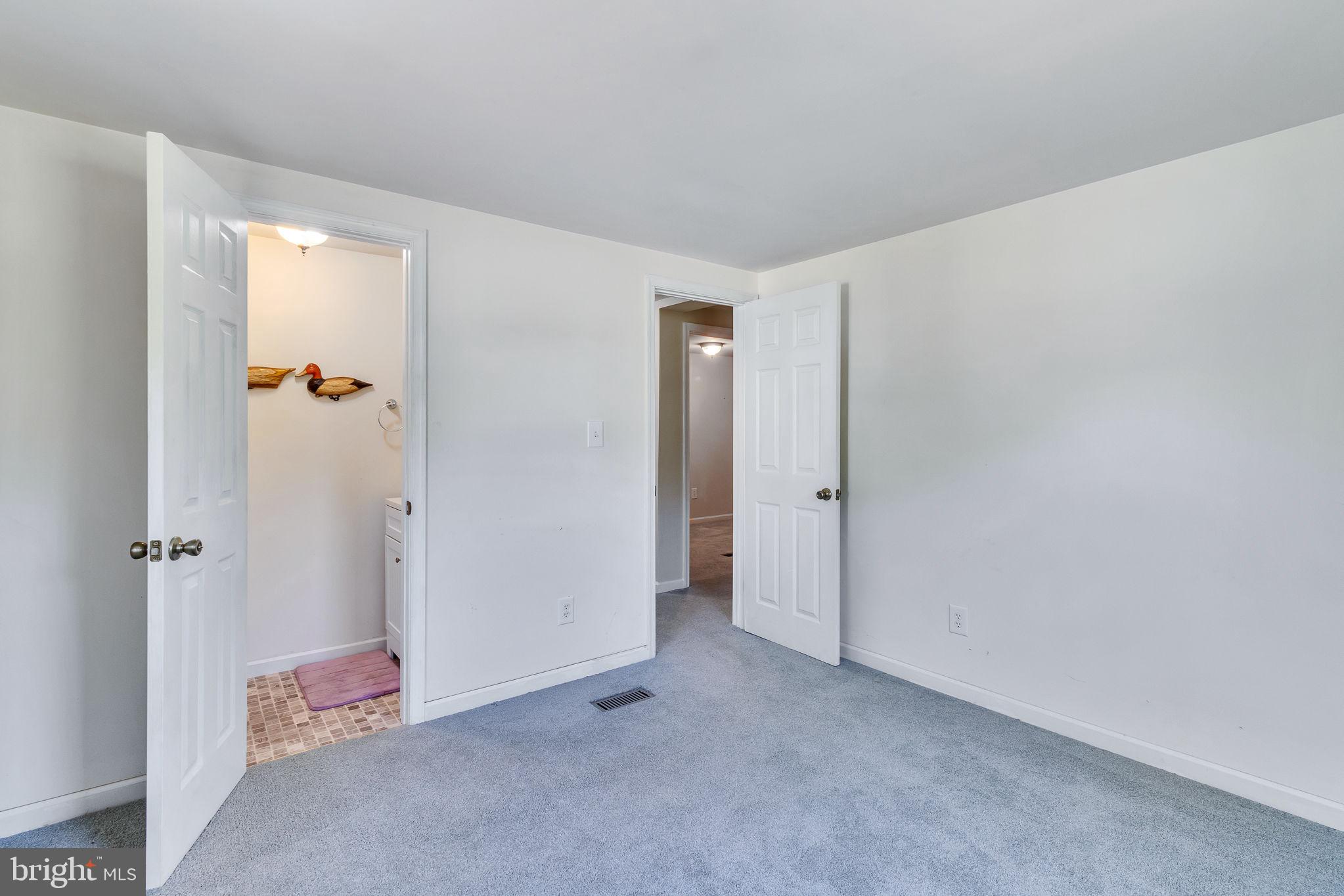 529 Taylors Beach Road Reedville, VA 22539 - Photo 18 of 57 Spacious, light-filled room awaits you.