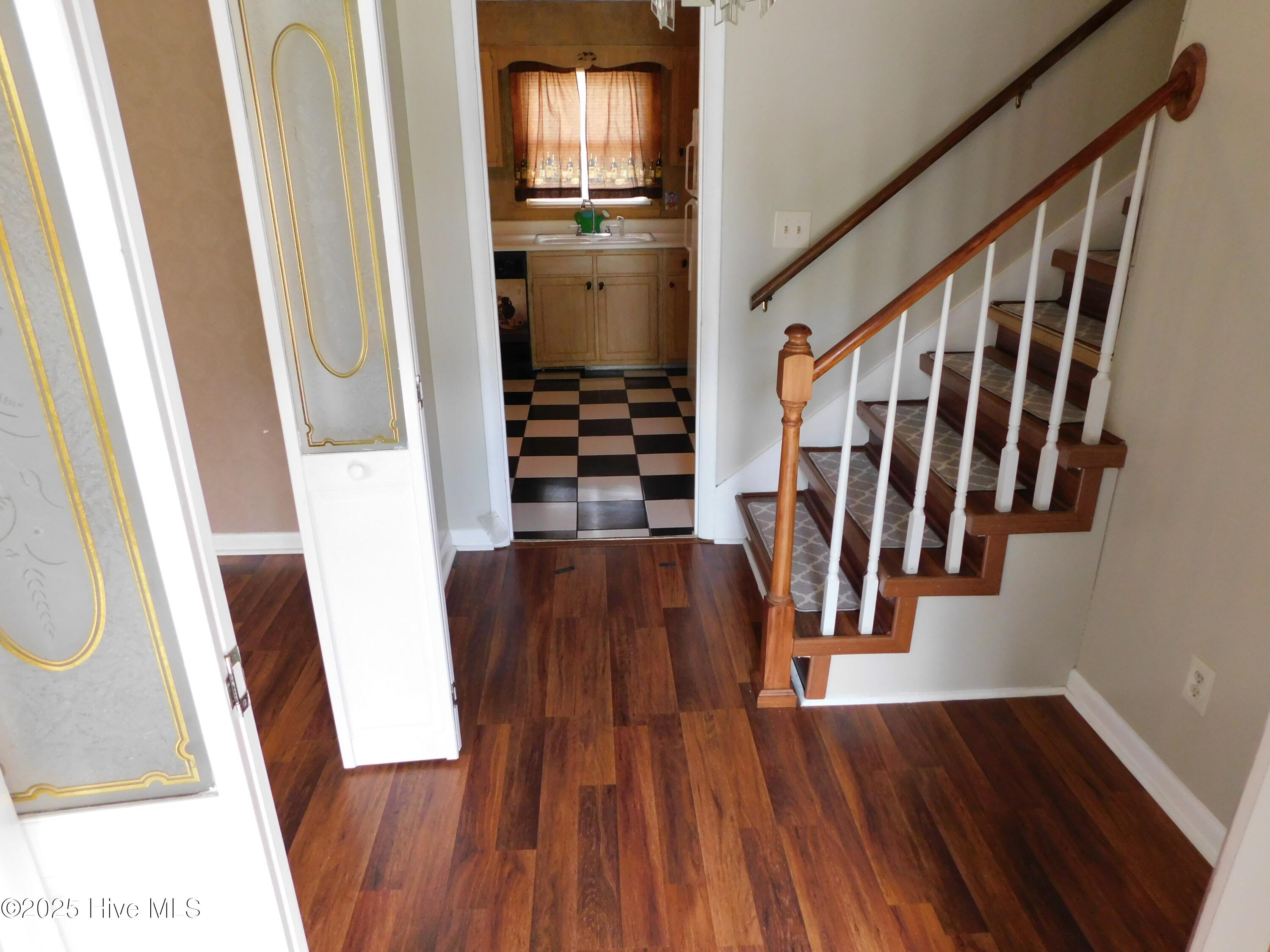 1010 West Scotsdale Road Laurinburg, NC 28352 - Photo 2 of 122 Foyer