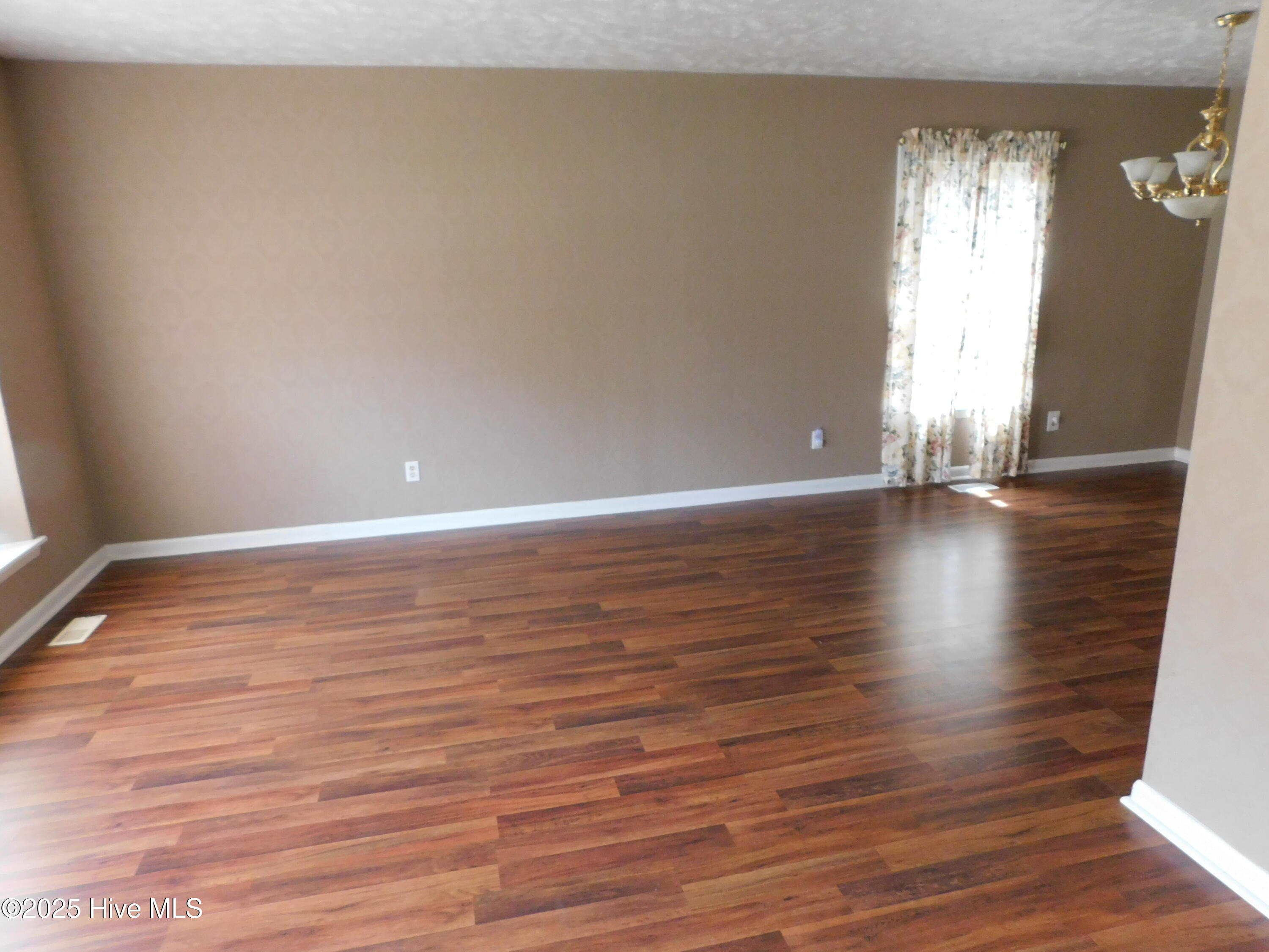 1010 West Scotsdale Road Laurinburg, NC 28352 - Photo 4 of 122 livingroom
