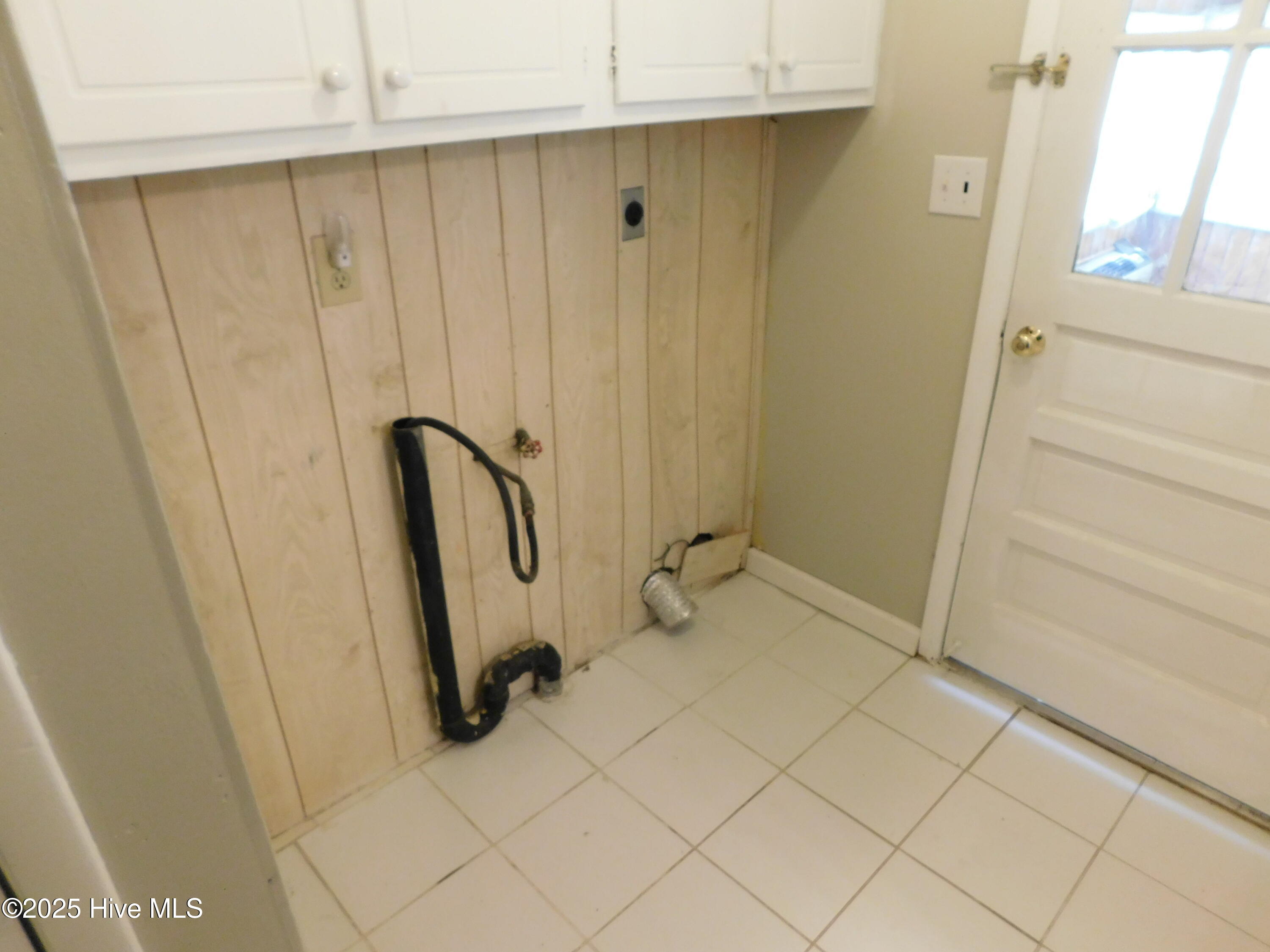 1010 West Scotsdale Road Laurinburg, NC 28352 - Photo 41 of 122 Laundry area
