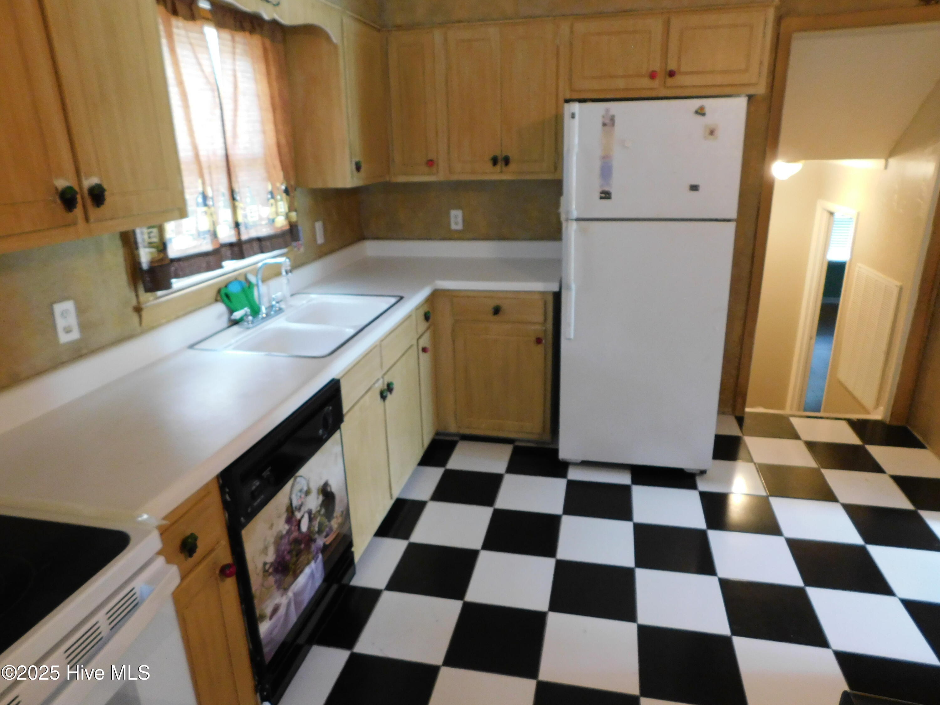 1010 West Scotsdale Road Laurinburg, NC 28352 - Photo 8 of 122 Kitchen