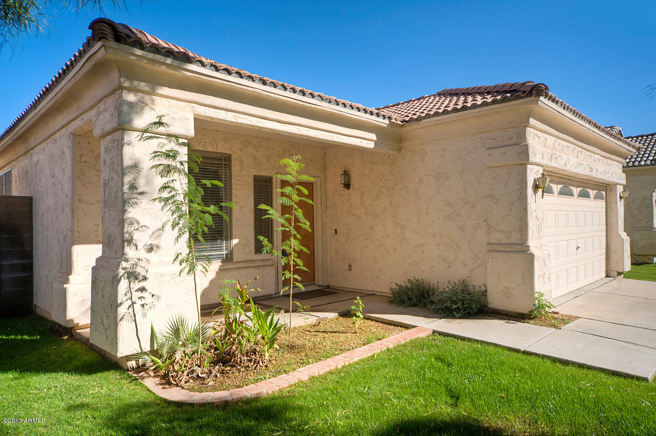 2824 West Lamar Road Phoenix, AZ 85017 - Photo 2 of 25 Front Porch