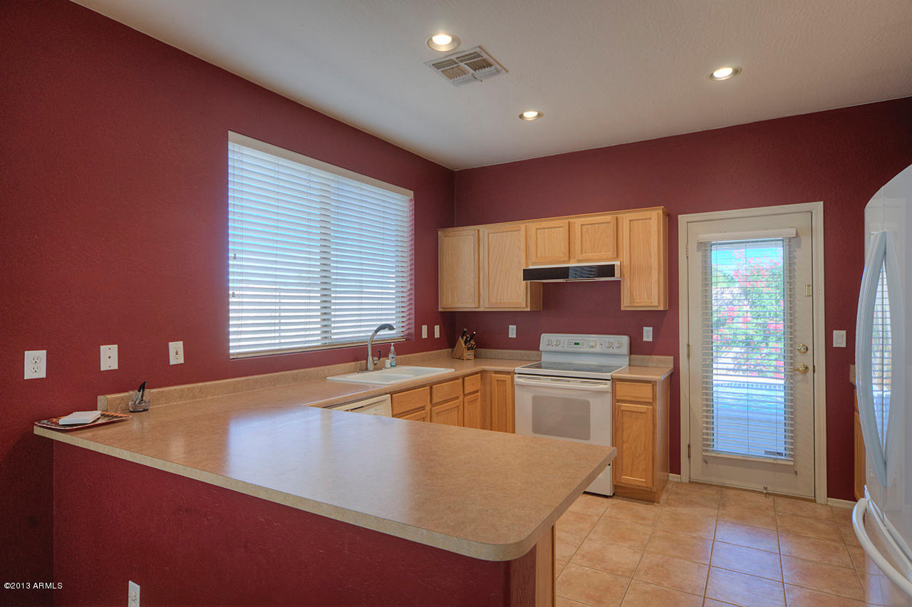 2824 West Lamar Road Phoenix, AZ 85017 - Photo 8 of 25 Kitchen & Counter Area