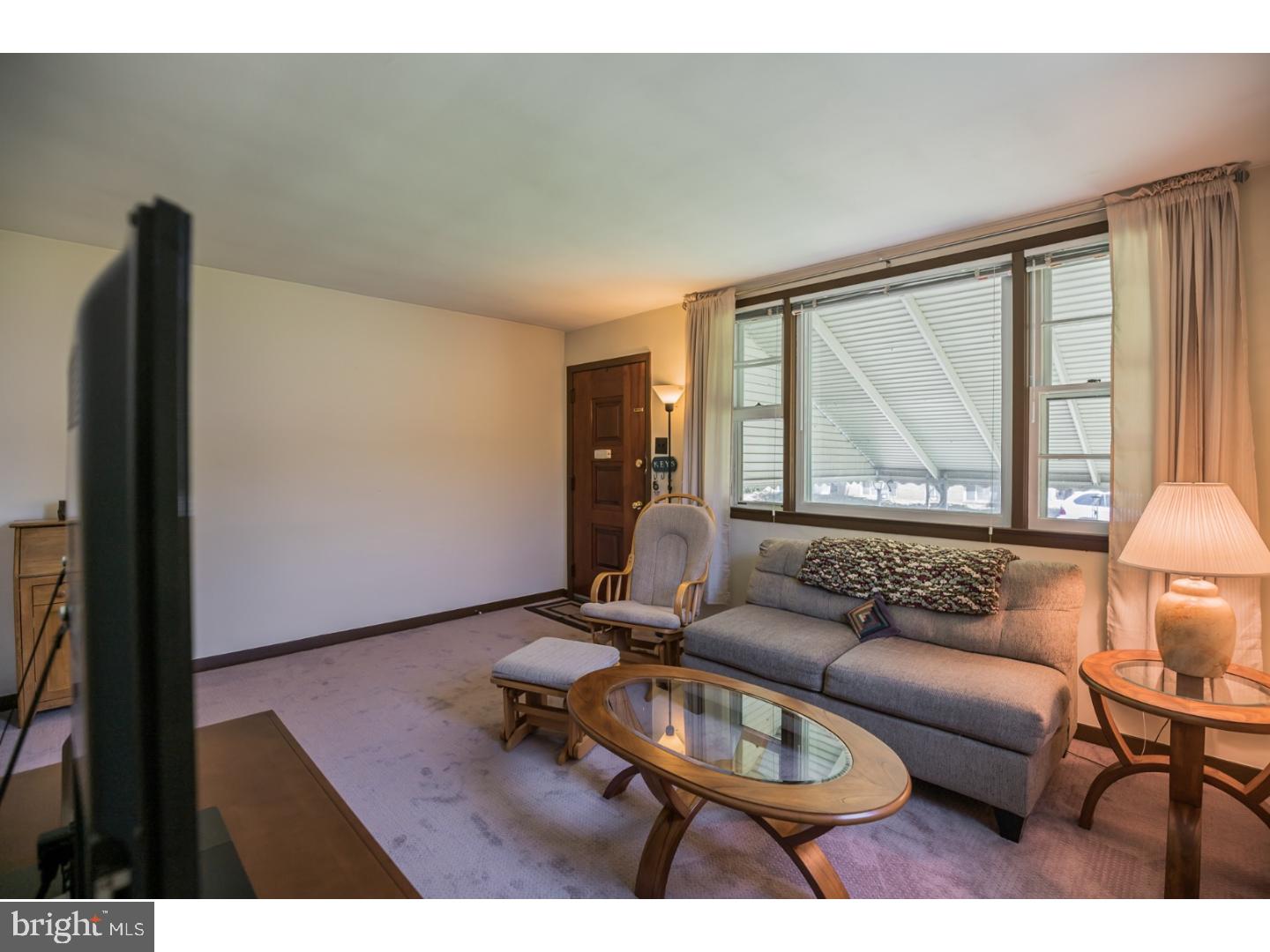 4416 Decatur Street Philadelphia, PA 19136 - Photo 4 of 17 Living Room