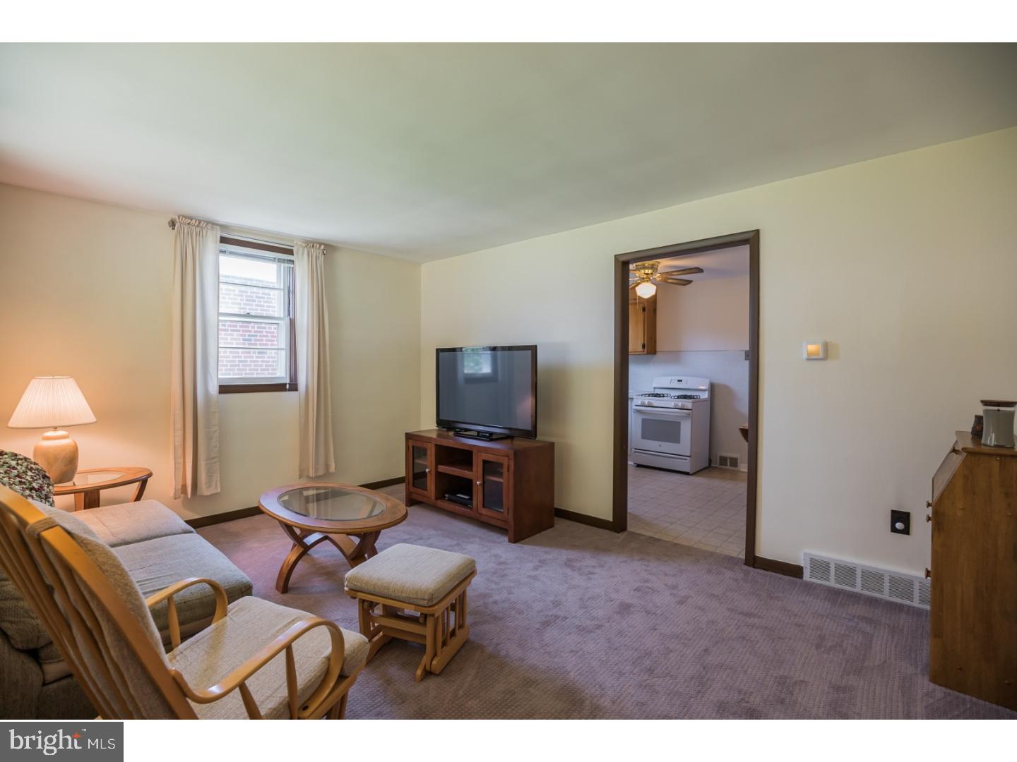 4416 Decatur Street Philadelphia, PA 19136 - Photo 5 of 17 Living Room