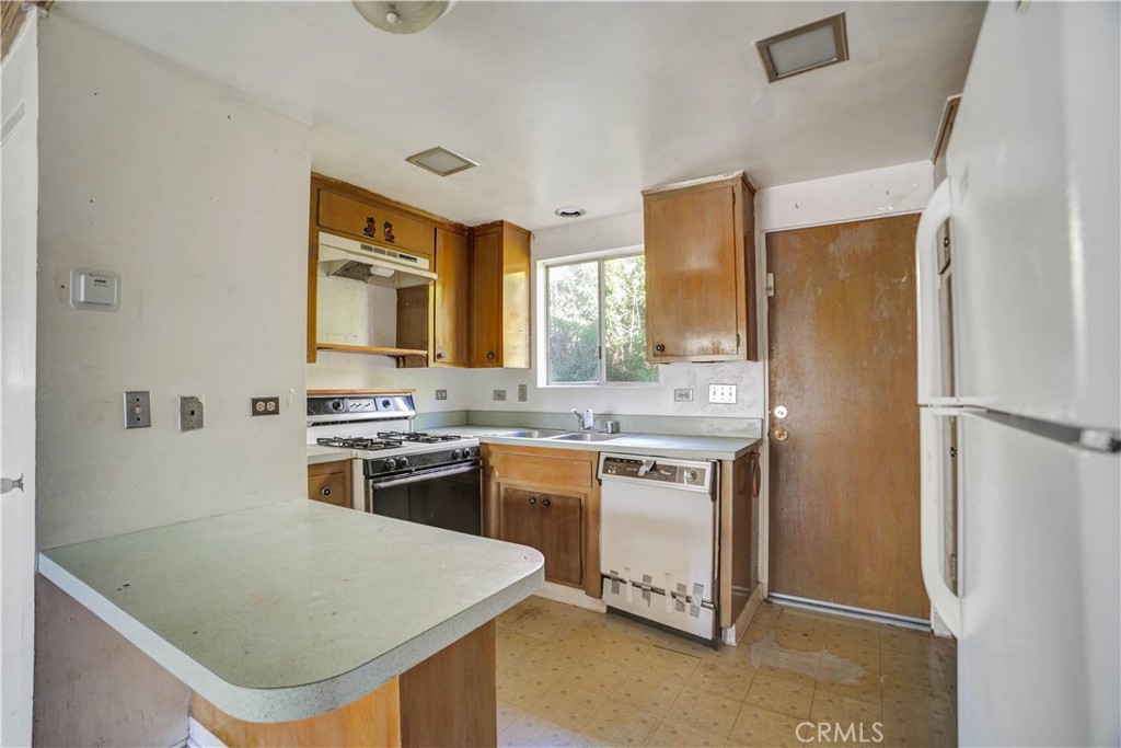 1006 North Orange Avenue Fallbrook, CA 92028 - Photo 7 of 21 a kitchen with stainless steel appliances granite countertop a sink stove and refrigerator