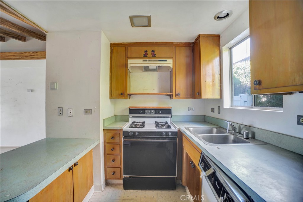 1006 North Orange Avenue Fallbrook, CA 92028 - Photo 8 of 21 a kitchen that has a sink and a stove
