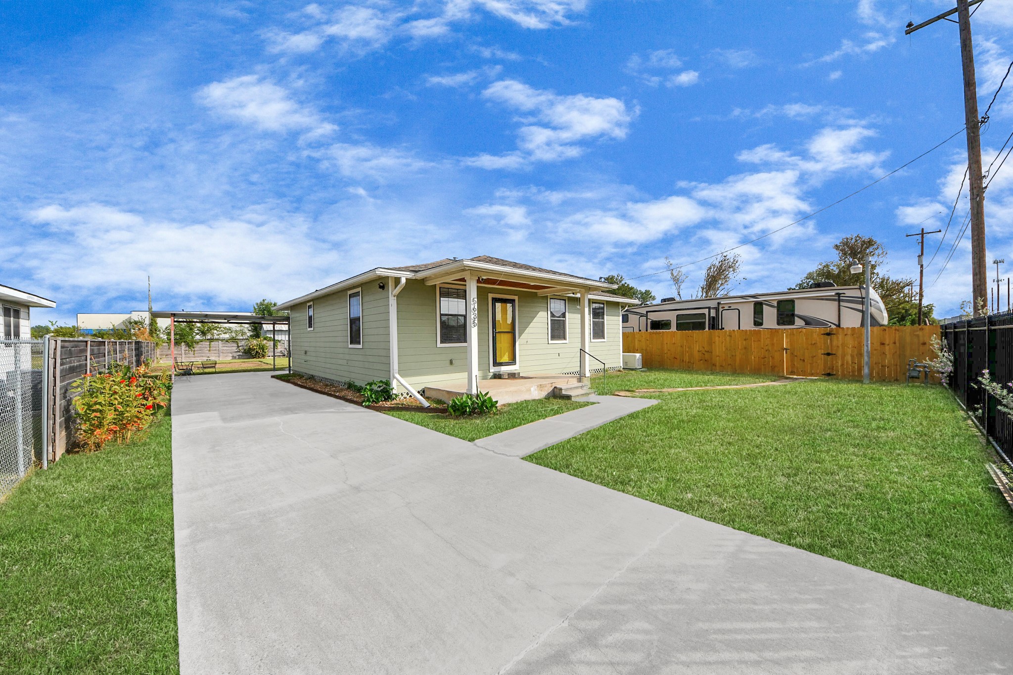 a view of a house with backyard and garden