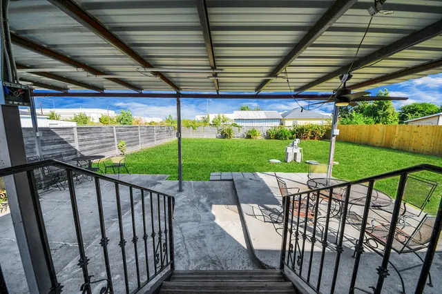 a view of a backyard