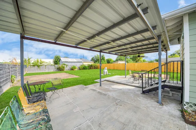 a view of a backyard