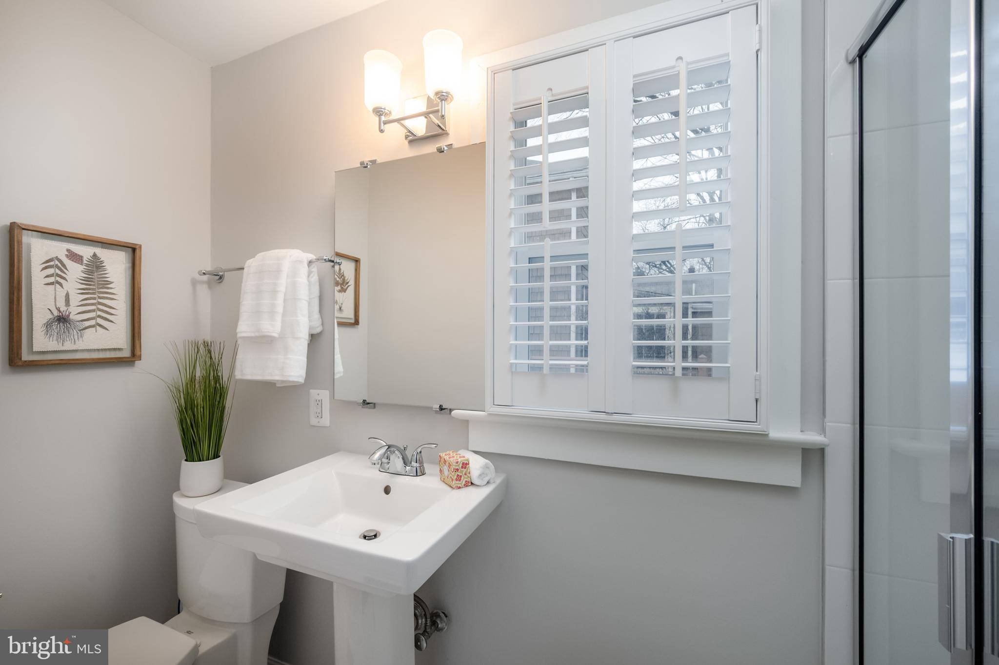 214 East Alexandria Avenue Alexandria, VA 22301 - Photo 25 of 46 Main level full bath