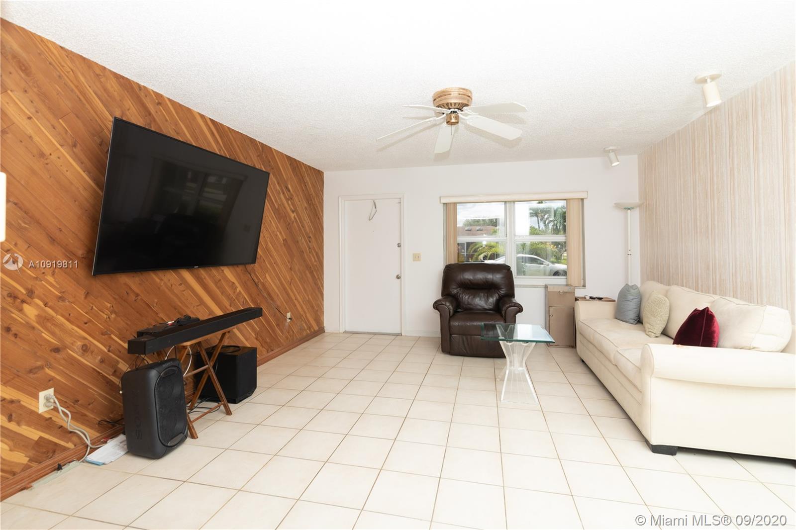 11203 Ladino Street Boca Raton, FL 33428 - Photo 8 of 36 Living room area looking to the front door of 11203 Ladino St. Boca Raton FL 33428 - 3953