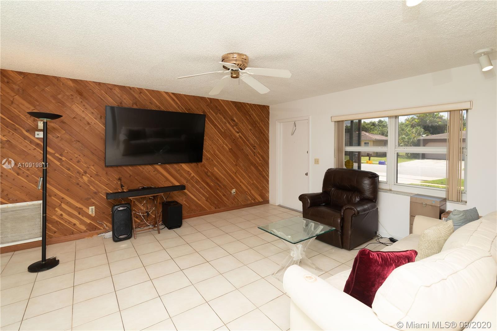 11203 Ladino Street Boca Raton, FL 33428 - Photo 9 of 36 Living room area looking into the front door of 11203 Ladino St. Boca Raton FL 33428 - 3953