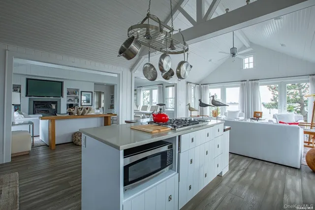 a kitchen that has a lot of cabinets in it