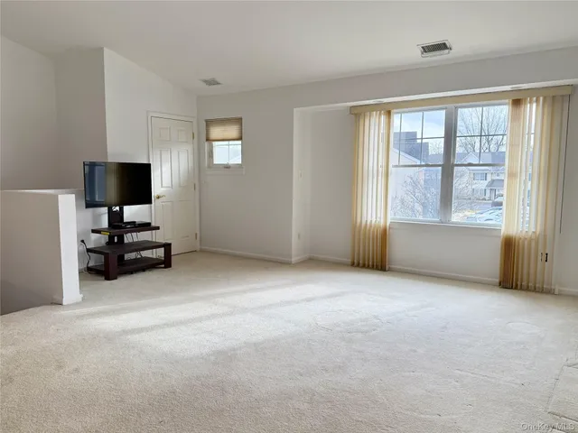 $530,000 | 6 Morley Circle, Melville, NY 11747