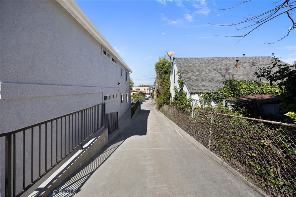 422 Parkman Avenue Los Angeles, CA 90026 - Photo 32 of 33