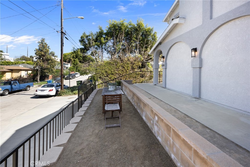 422 Parkman Avenue Los Angeles, CA 90026 - Photo 7 of 33