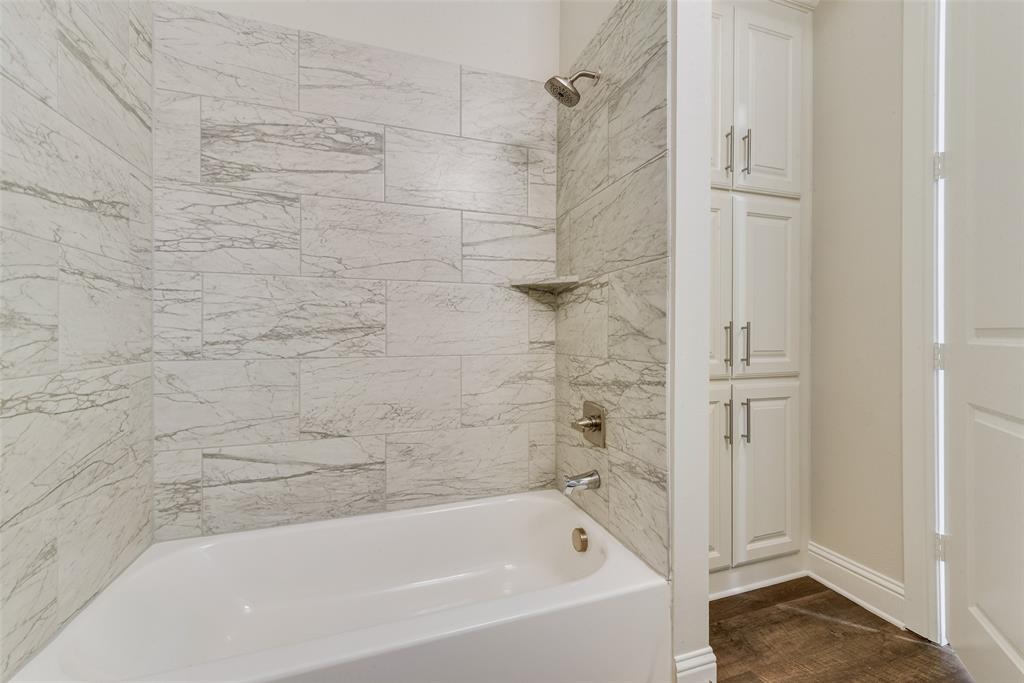 8841 Creek Run Road, Unit 403 Fort Worth, TX 76120 - Photo 21 of 26 a bathroom with a bathtub