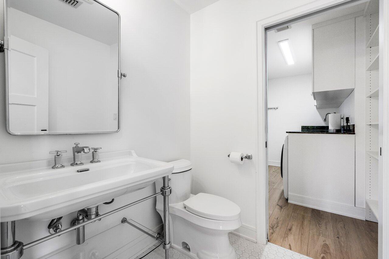 3020 Northeast 47th Street Lighthouse Point, FL 33064 - Photo 27 of 54 Powder Room