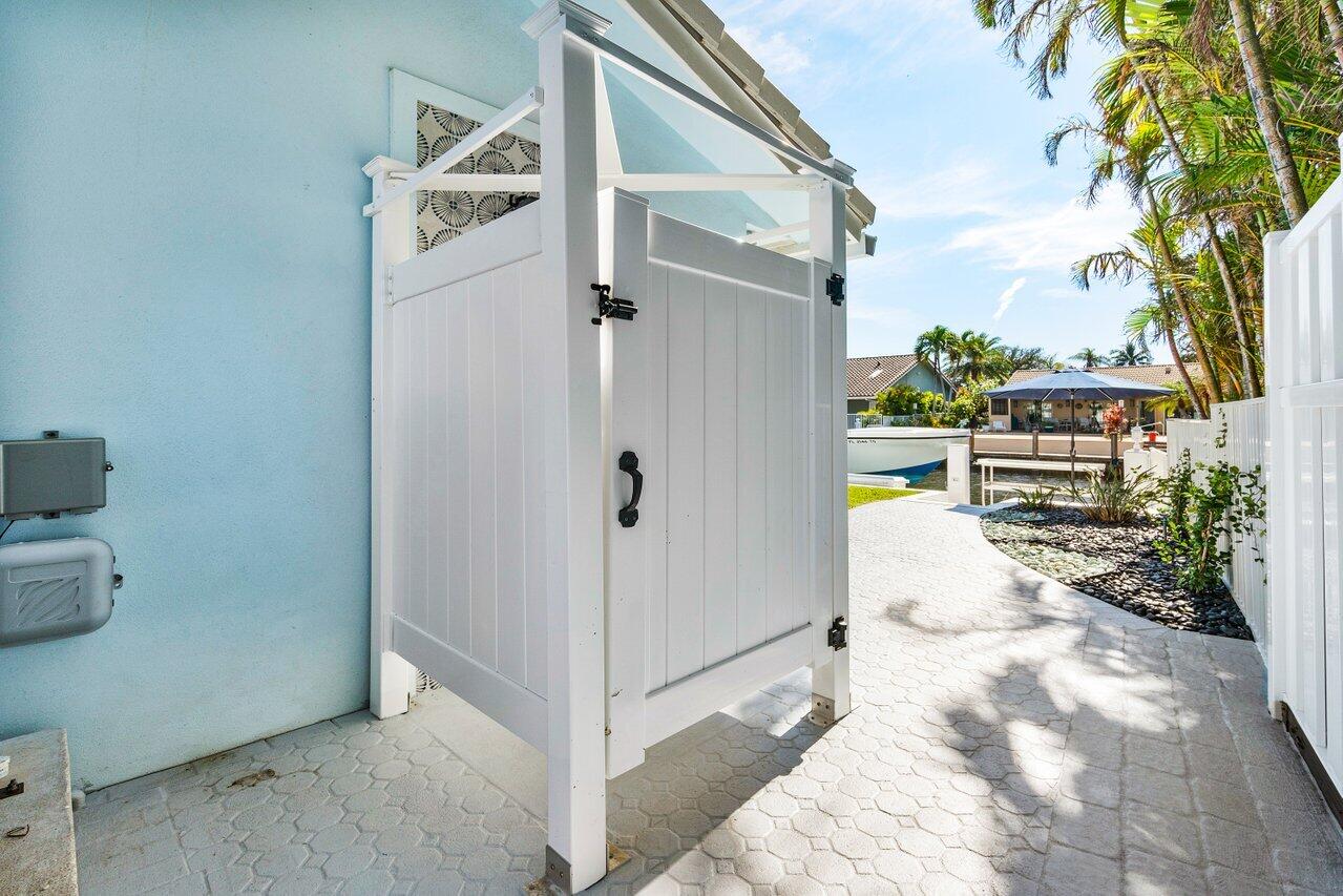 3020 Northeast 47th Street Lighthouse Point, FL 33064 - Photo 46 of 54 Hot/Cold Shower