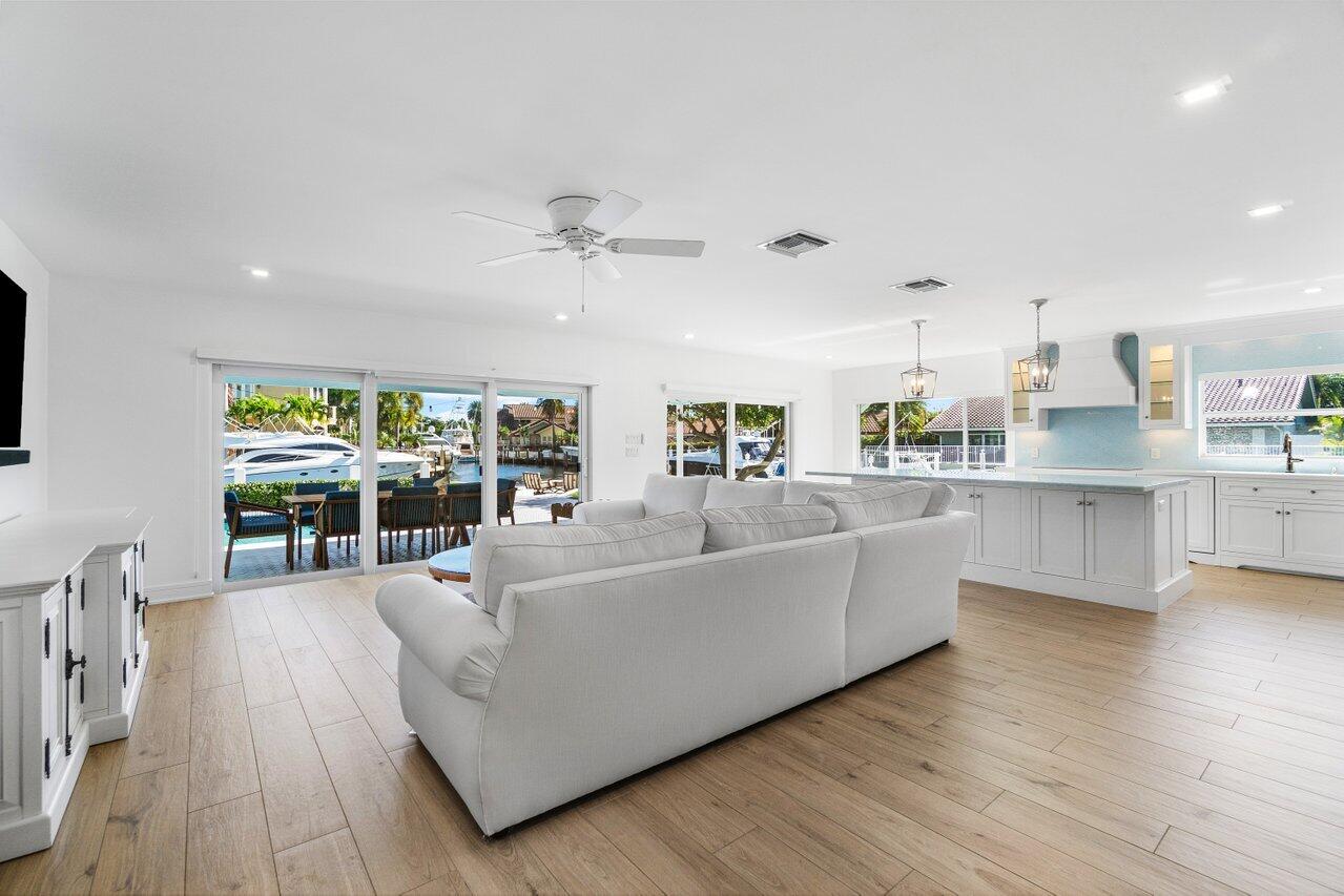 3020 Northeast 47th Street Lighthouse Point, FL 33064 - Photo 7 of 54 Light and Bright