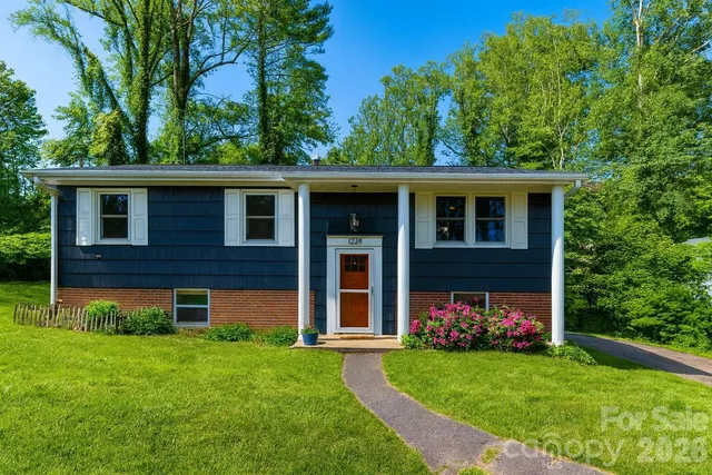 $450,000 | 1226 Pinebrook Circle, Hendersonville, NC 28739