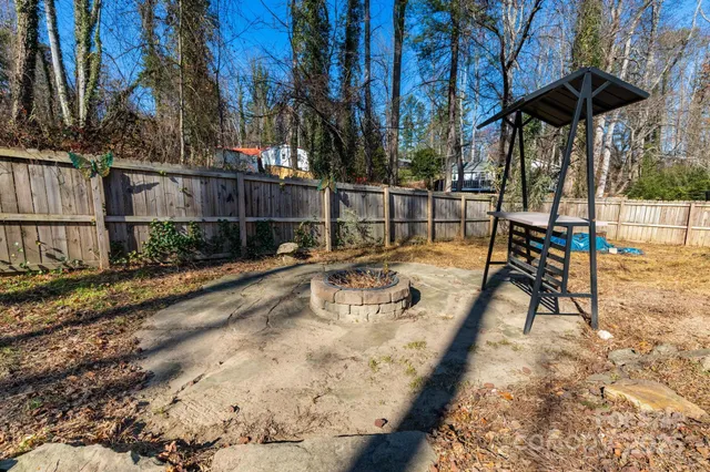 a view of a backyard