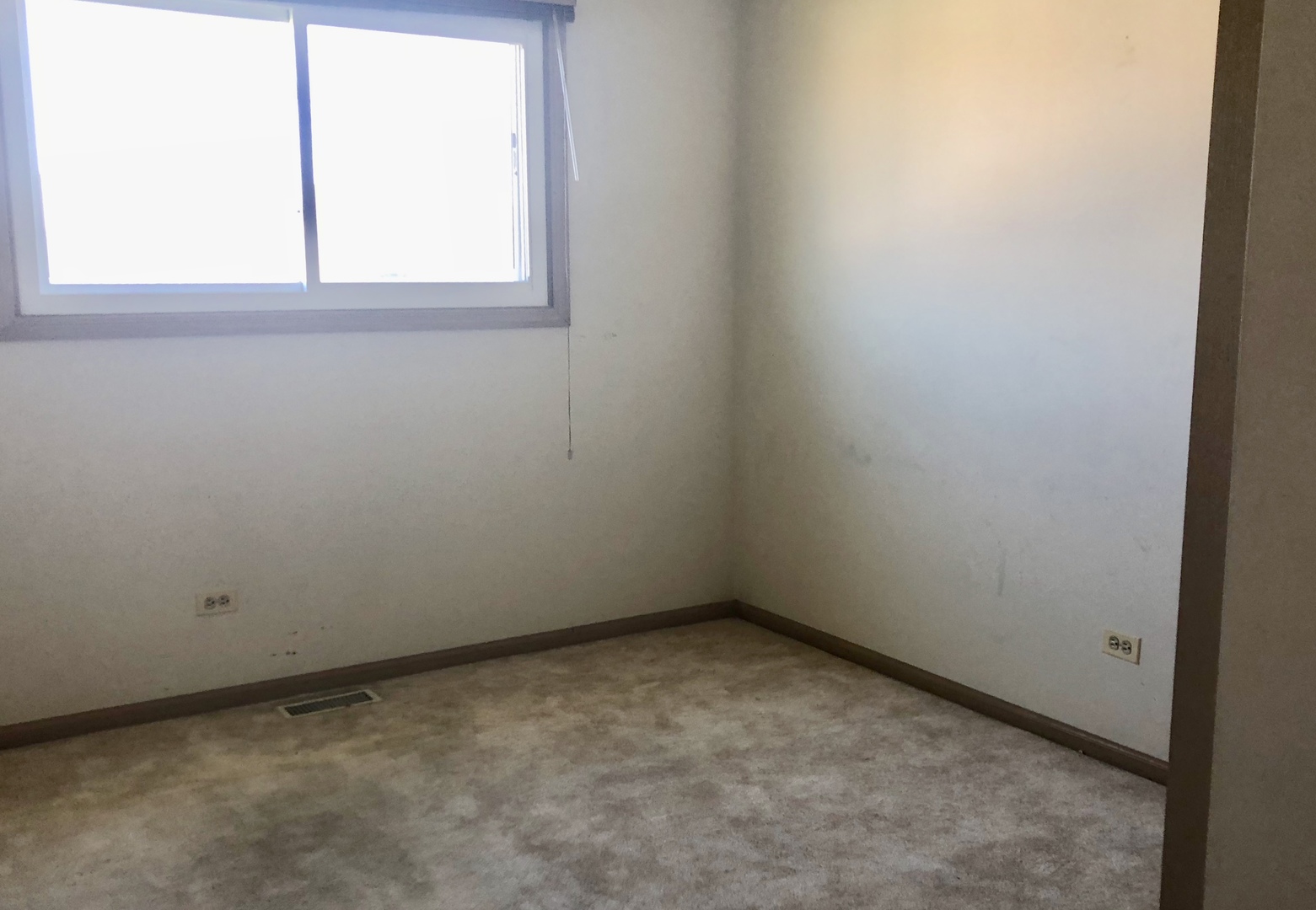 409 Highland Road Matteson, IL 60443 - Photo 12 of 21 an empty room with a window