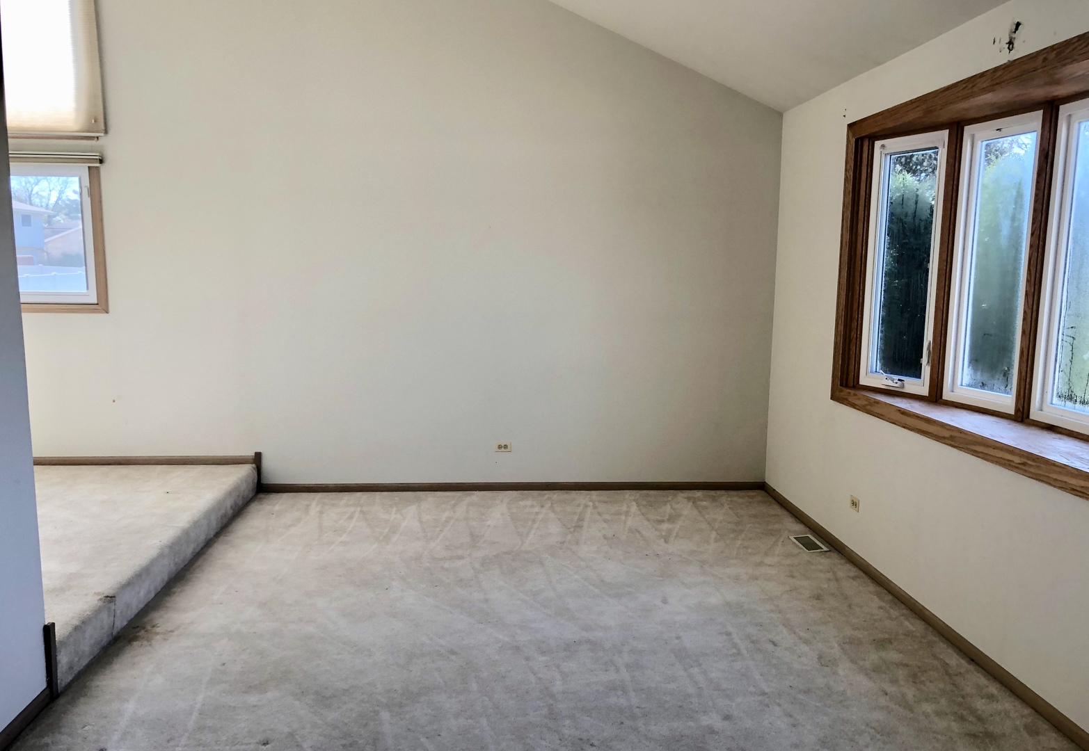 409 Highland Road Matteson, IL 60443 - Photo 4 of 21 an empty room with windows