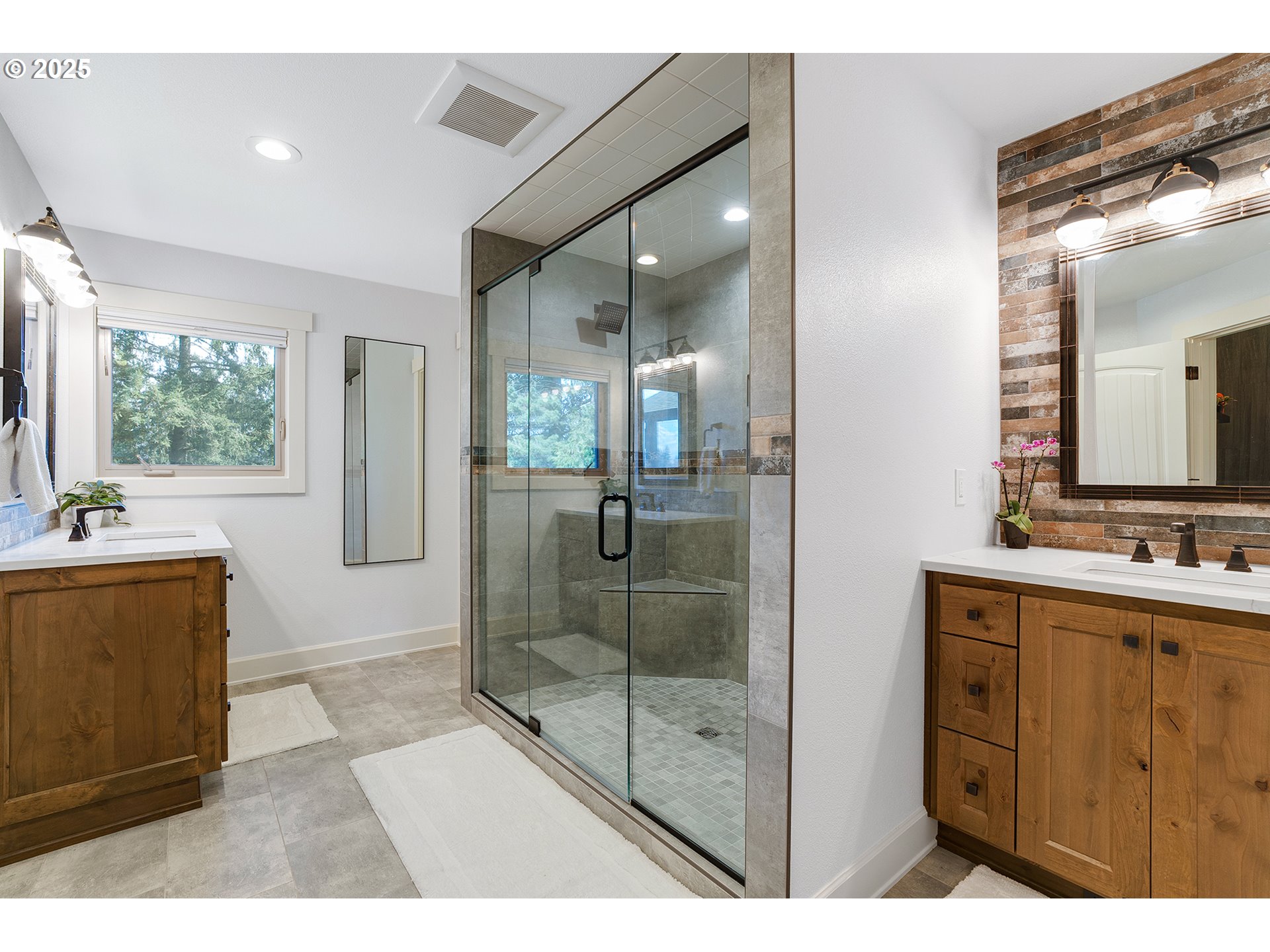 27636 Southwest Grahams Ferry Road Sherwood, OR 97140 - Photo 17 of 38 Bathroom, Attached