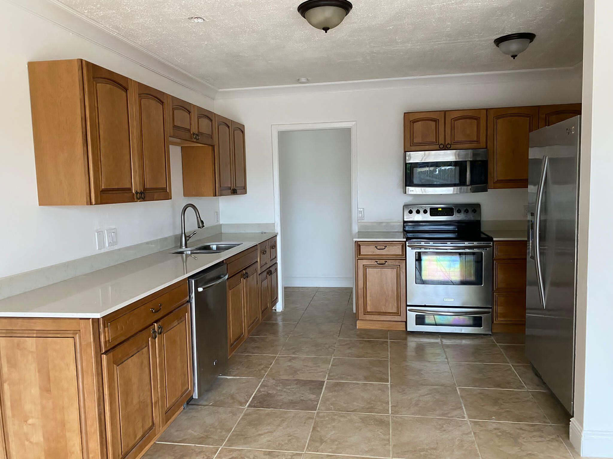 18 Andros Road Palm Springs, FL 33461 - Photo 3 of 20 17a5fdac-5a9e-4bcb-b76d-e109fe298d7f