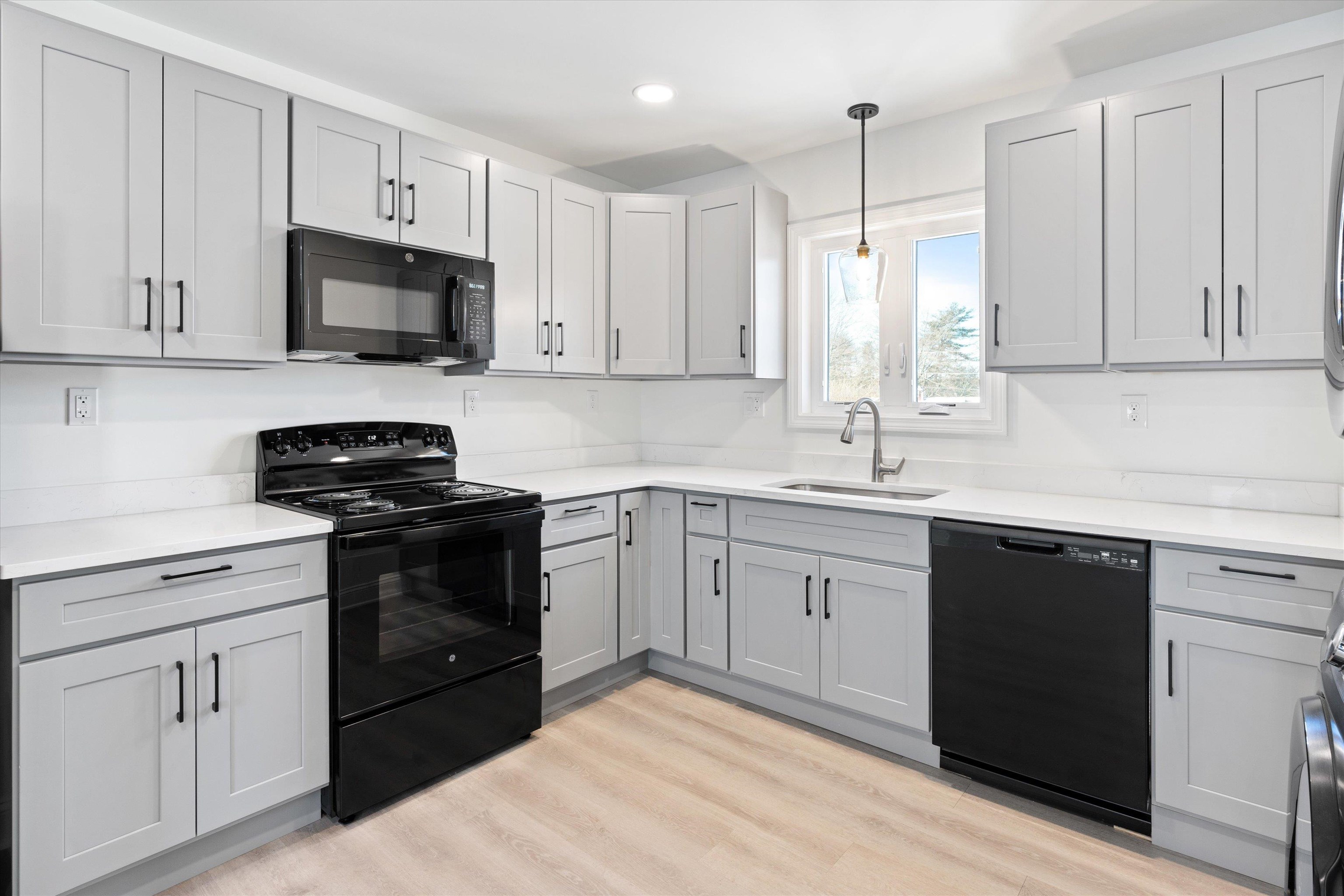 51 Birch Street Derry, NH 03038 - Photo 7 of 42