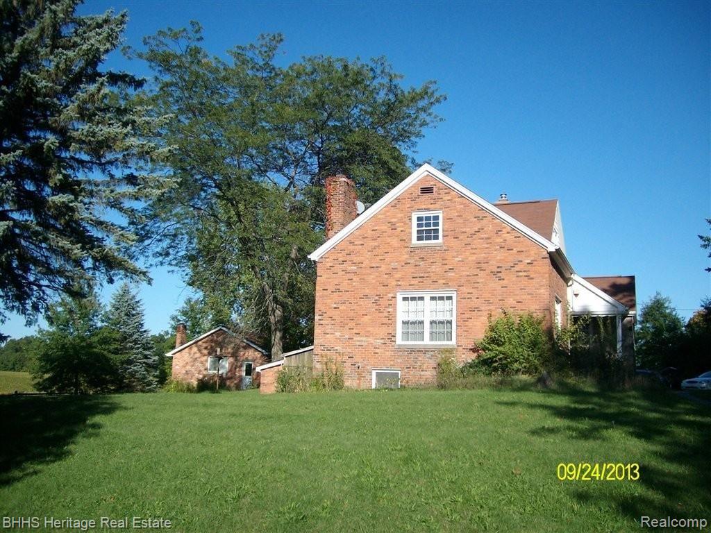 2881 East Cohoctah Road Howell, MI 48855 - Photo 5 of 16 2881 LFT SIDE.jpg