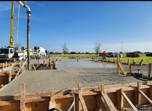 $392,000 | 420 Cr 137, Floresville, TX 78114