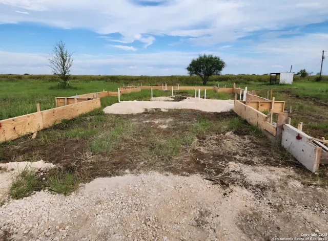 $392,000 | 420 Cr 137, Floresville, TX 78114