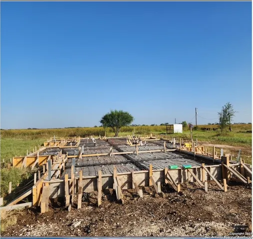 $392,000 | 420 Cr 137, Floresville, TX 78114