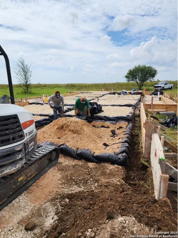 $392,000 | 420 Cr 137, Floresville, TX 78114