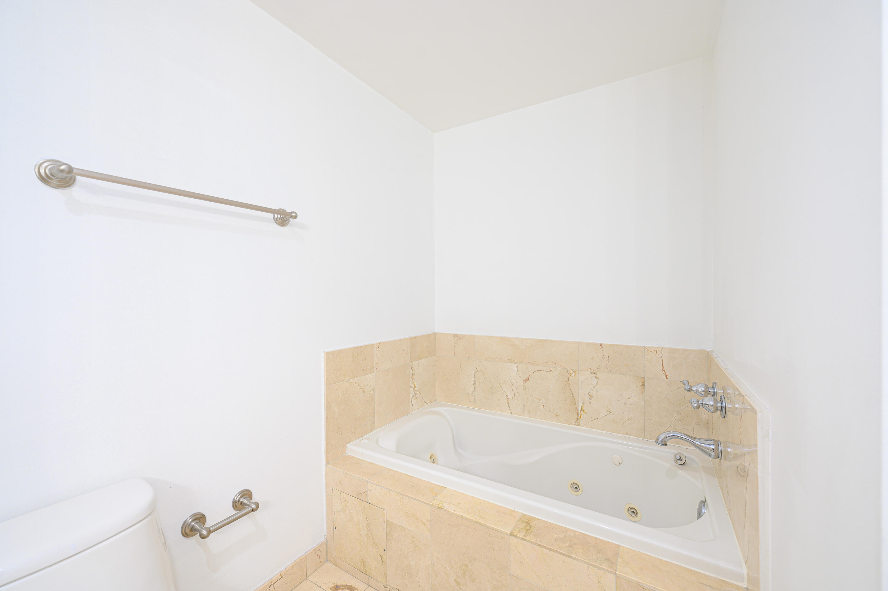 2030 Douglas Road, Unit 807 Coral Gables, FL 33134 - Photo 8 of 12 a bathroom with a bathtub